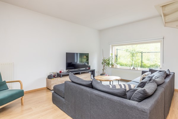 Foto - Te koop: Tussenwoning uit 2007 voorzien van een energielabel A met onder meer een ruime woon- en eetkamer, semi-open keuken, 3 slaapkamers, badkamer, carport en besloten (voor)tuin in Ransdaal